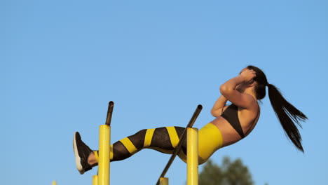 Chica-En-Forma-Entrenando-Abdominales-Levantando-Las-Piernas-En-Una-Barra-Horizontal.-Entrenamiento-De-Mujer-Fitness-Haciendo-Ejercicios-En-El-Lago